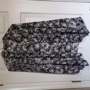 Black and white blouse by Simply Vera Wang Size Large